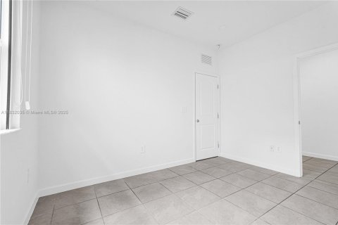 House in Miami, Florida 5 bedrooms, 173.73 sq.m. № 1943534 - photo 14