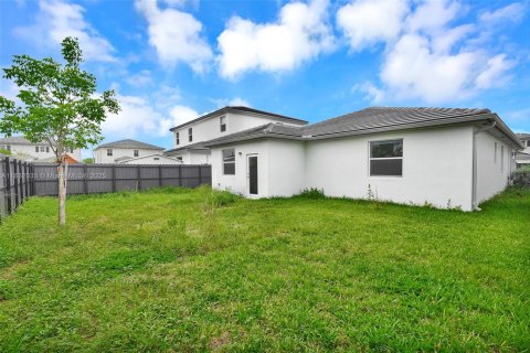House in Miami, Florida 5 bedrooms, 173.73 sq.m. № 1943534 - photo 6