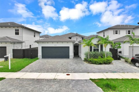 House in Miami, Florida 5 bedrooms, 173.73 sq.m. № 1943534 - photo 1