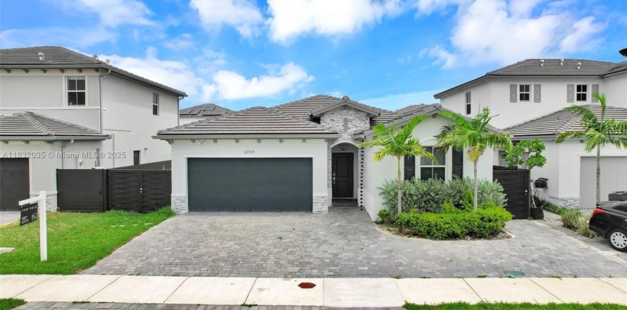 House in Miami, Florida 5 bedrooms, 173.73 sq.m. № 1943534