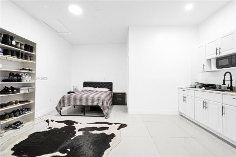 House in Miami, Florida 5 bedrooms, 173.73 sq.m. № 1943534 - photo 17