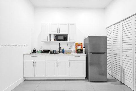 House in Miami, Florida 5 bedrooms, 173.73 sq.m. № 1943534 - photo 19