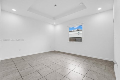 House in Miami, Florida 5 bedrooms, 173.73 sq.m. № 1943534 - photo 9