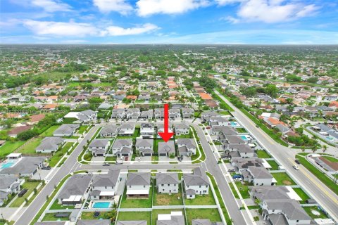 House in Miami, Florida 5 bedrooms, 173.73 sq.m. № 1943534 - photo 2