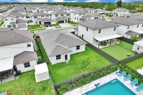 House in Miami, Florida 5 bedrooms, 173.73 sq.m. № 1943534 - photo 4