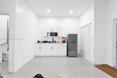 House in Miami, Florida 5 bedrooms, 173.73 sq.m. № 1943534 - photo 22