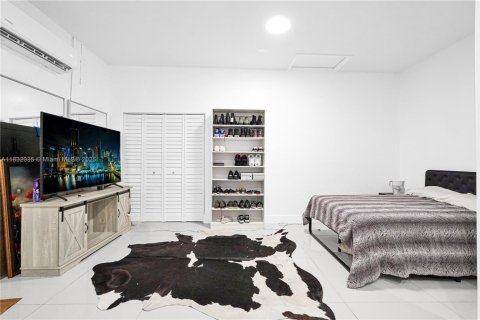 House in Miami, Florida 5 bedrooms, 173.73 sq.m. № 1943534 - photo 18