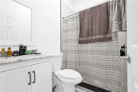 House in Miami, Florida 5 bedrooms, 173.73 sq.m. № 1943534 - photo 20