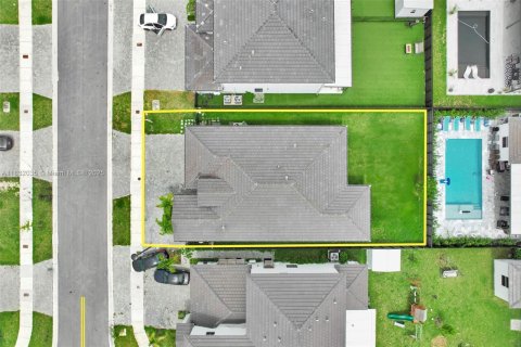 House in Miami, Florida 5 bedrooms, 173.73 sq.m. № 1943534 - photo 3