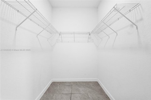 House in Miami, Florida 5 bedrooms, 173.73 sq.m. № 1943534 - photo 11