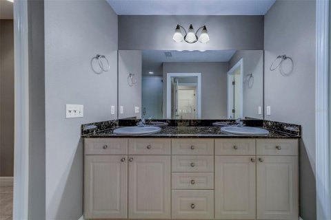 Townhouse in Saint Petersburg, Florida 3 bedrooms, 184.88 sq.m. № 1885322 - photo 26
