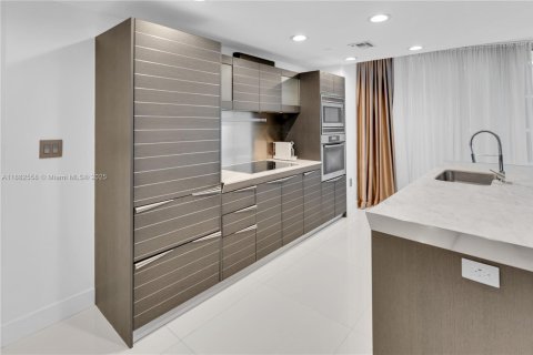 Condo in Miami, Florida, 2 bedrooms  № 2059918 - photo 5