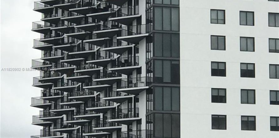 Condominio en Doral, Florida, 2 dormitorios № 1937537