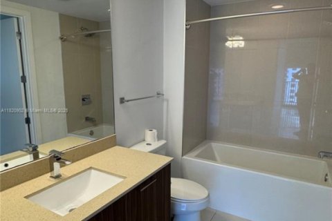 Condo in Doral, Florida, 2 bedrooms  № 1937537 - photo 11