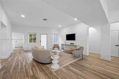 Villa ou maison à vendre à Miami, Floride: 5 chambres, 181.16 m2 № 1991044 - photo 5