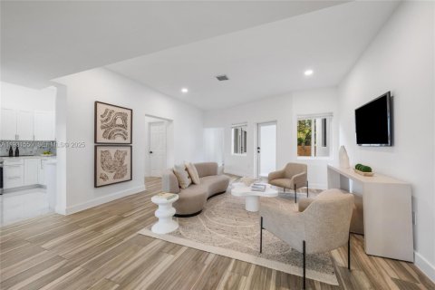 Villa ou maison à vendre à Miami, Floride: 5 chambres, 181.16 m2 № 1991044 - photo 6