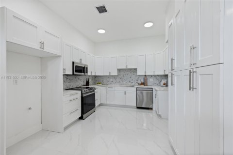 Villa ou maison à vendre à Miami, Floride: 5 chambres, 181.16 m2 № 1991044 - photo 10