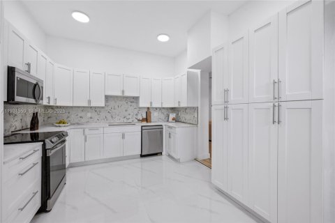 Villa ou maison à vendre à Miami, Floride: 5 chambres, 181.16 m2 № 1991044 - photo 9