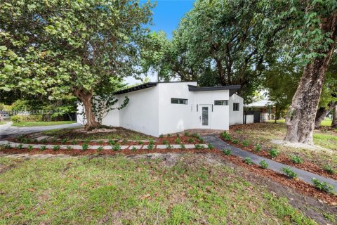 Villa ou maison à vendre à Miami, Floride: 5 chambres, 181.16 m2 № 1991044 - photo 1