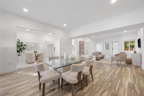 Villa ou maison à vendre à Miami, Floride: 5 chambres, 181.16 m2 № 1991044 - photo 2