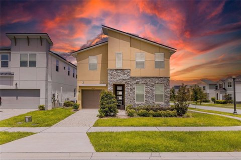 Casa en venta en Kissimmee, Florida, 7 dormitorios, 328.22 m2 № 1780239 - foto 1