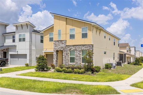 Casa en venta en Kissimmee, Florida, 7 dormitorios, 328.22 m2 № 1780239 - foto 2