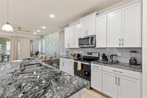 Casa en venta en Kissimmee, Florida, 7 dormitorios, 328.22 m2 № 1780239 - foto 13
