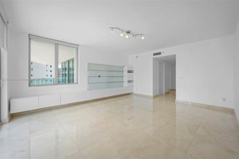 Condo in Miami, Florida, 2 bedrooms  № 1938026 - photo 11