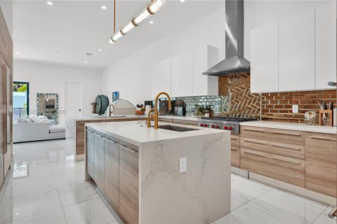 House in Hollywood, Florida 6 bedrooms, 499.54 sq.m. № 2001854 - photo 14