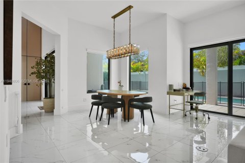 House in Hollywood, Florida 6 bedrooms, 499.54 sq.m. № 2001854 - photo 17