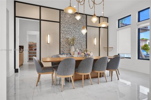 House in Hollywood, Florida 6 bedrooms, 499.54 sq.m. № 2001854 - photo 9