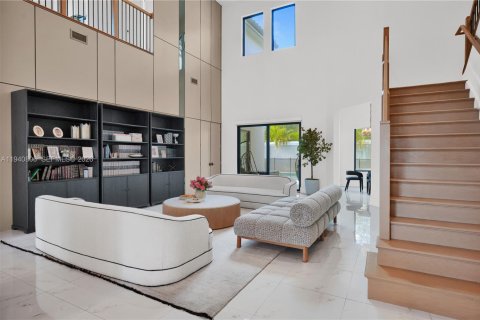 House in Hollywood, Florida 6 bedrooms, 499.54 sq.m. № 2001854 - photo 12