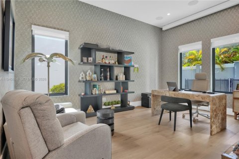 House in Hollywood, Florida 6 bedrooms, 499.54 sq.m. № 2001854 - photo 19