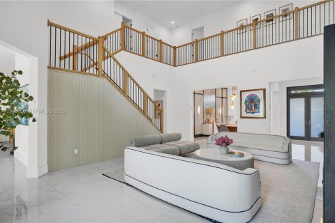 House in Hollywood, Florida 6 bedrooms, 499.54 sq.m. № 2001854 - photo 13