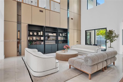 House in Hollywood, Florida 6 bedrooms, 499.54 sq.m. № 2001854 - photo 11