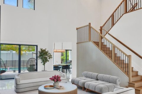 House in Hollywood, Florida 6 bedrooms, 499.54 sq.m. № 2001854 - photo 8
