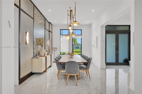 House in Hollywood, Florida 6 bedrooms, 499.54 sq.m. № 2001854 - photo 5