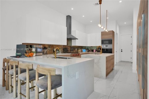 House in Hollywood, Florida 6 bedrooms, 499.54 sq.m. № 2001854 - photo 15