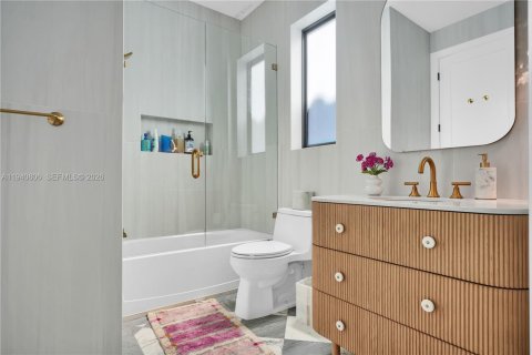 House in Hollywood, Florida 6 bedrooms, 499.54 sq.m. № 2001854 - photo 24