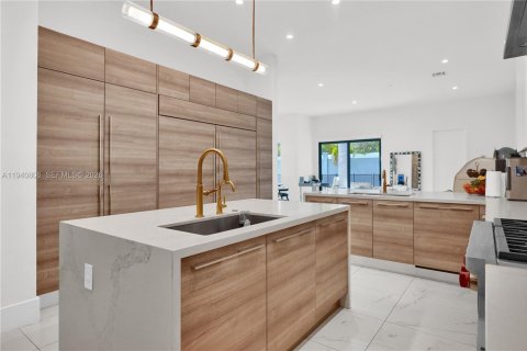 House in Hollywood, Florida 6 bedrooms, 499.54 sq.m. № 2001854 - photo 16