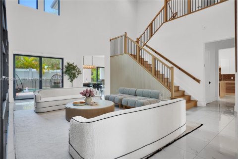 House in Hollywood, Florida 6 bedrooms, 499.54 sq.m. № 2001854 - photo 7