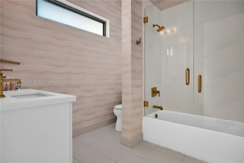 House in Hollywood, Florida 6 bedrooms, 499.54 sq.m. № 2001854 - photo 25