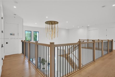 House in Hollywood, Florida 6 bedrooms, 499.54 sq.m. № 2001854 - photo 30