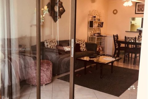 Condo in Lauderdale Lakes, Florida, 1 bedroom  № 1817092 - photo 18