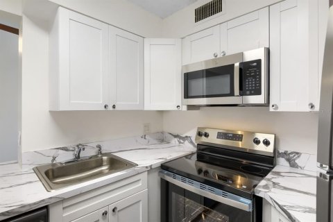 Condo in Oakland Park, Florida, 2 bedrooms № 2239111 - photo 2