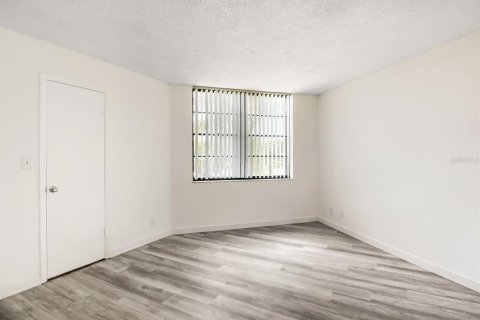 Condo in Oakland Park, Florida, 2 bedrooms № 2239111 - photo 8