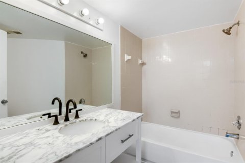 Condo in Oakland Park, Florida, 2 bedrooms № 2239111 - photo 9