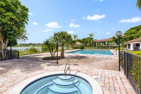Condo in Oakland Park, Florida, 2 bedrooms № 2239111 - photo 12