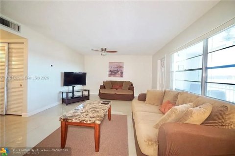 Copropriété à louer à Hallandale Beach, Floride: 2 chambres, 99.41 m2 № 2422359 - photo 6