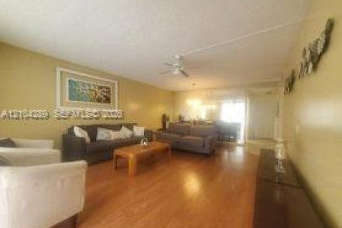 Copropriété à louer à Hallandale Beach, Floride: 2 chambres, 99.41 m2 № 2422359 - photo 2